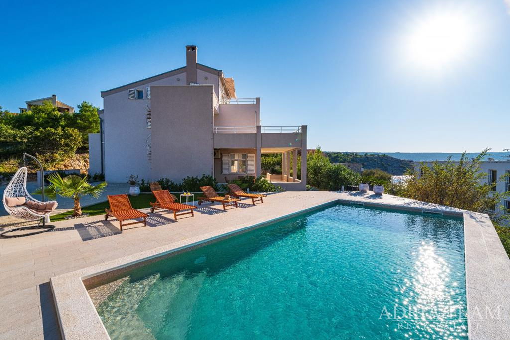 LIJEPA APARTMANSKA KUĆA S POGLEDOM NA MORE – NOVIGRAD