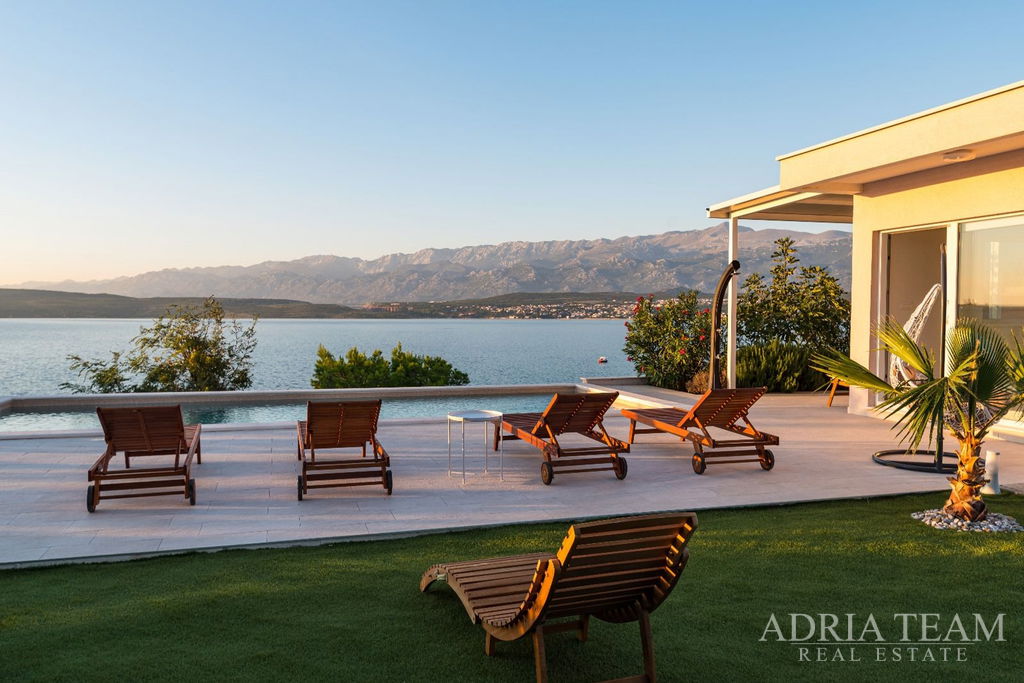 LIJEPA APARTMANSKA KUĆA S POGLEDOM NA MORE – NOVIGRAD