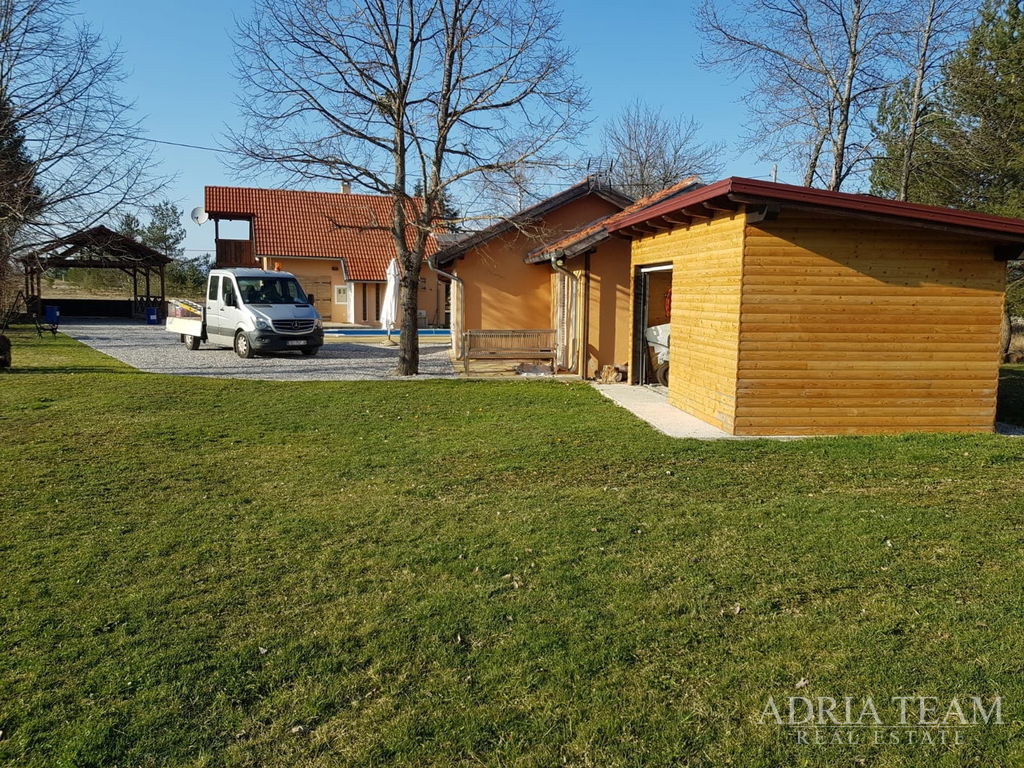 LUKSUZNA VILA S GRIJANIM BAZENOM NA IMANJU OD 10.000 m² – KRUŠKOVAC, GOSPIĆ