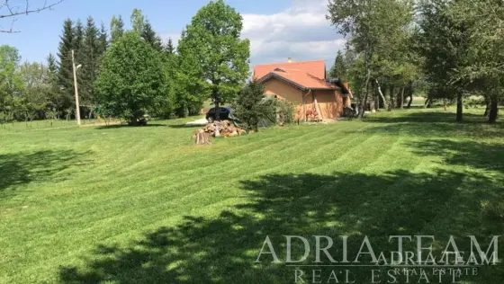 LUKSUZNA VILA S GRIJANIM BAZENOM NA IMANJU OD 10.000 m² – KRUŠKOVAC, GOSPIĆ nekretnina za prodaju