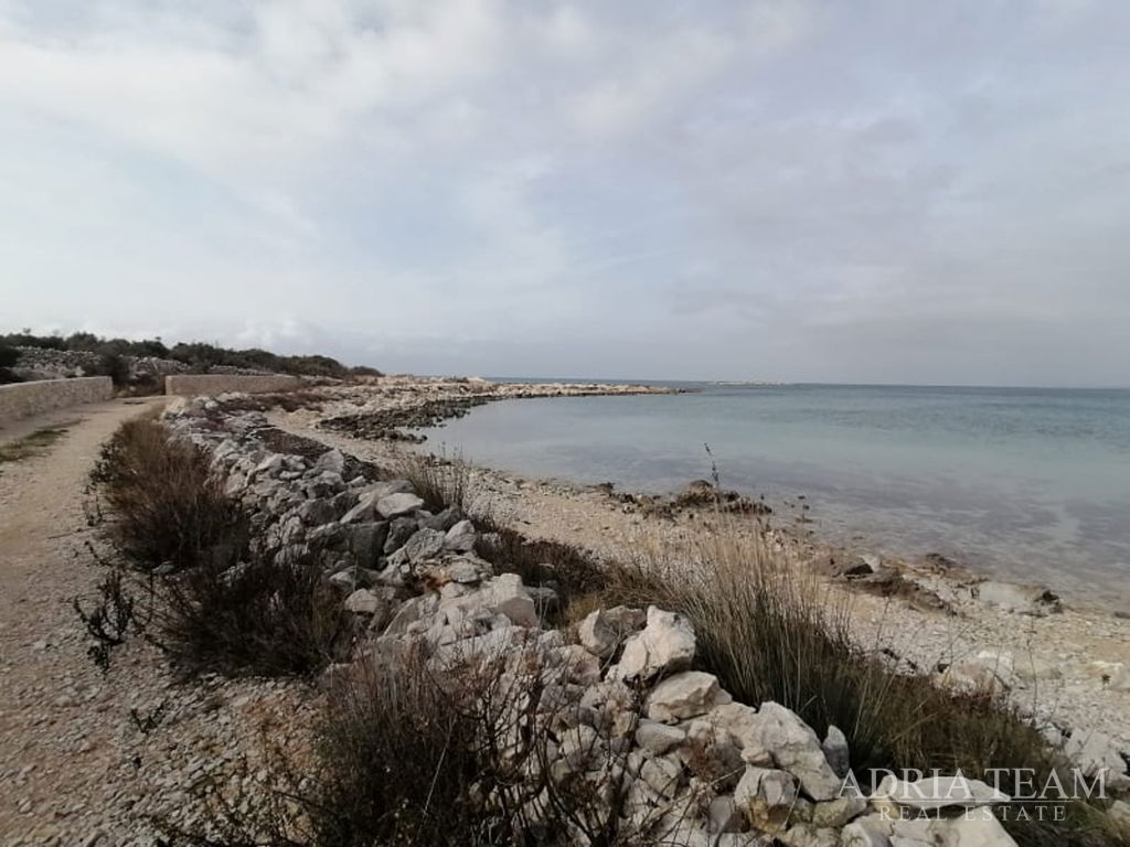 ZEMLJIŠTE, ŠPORTSKO-REKREATIVNA ZONA, PRVI RED DO MORA- KOLAN,PAG