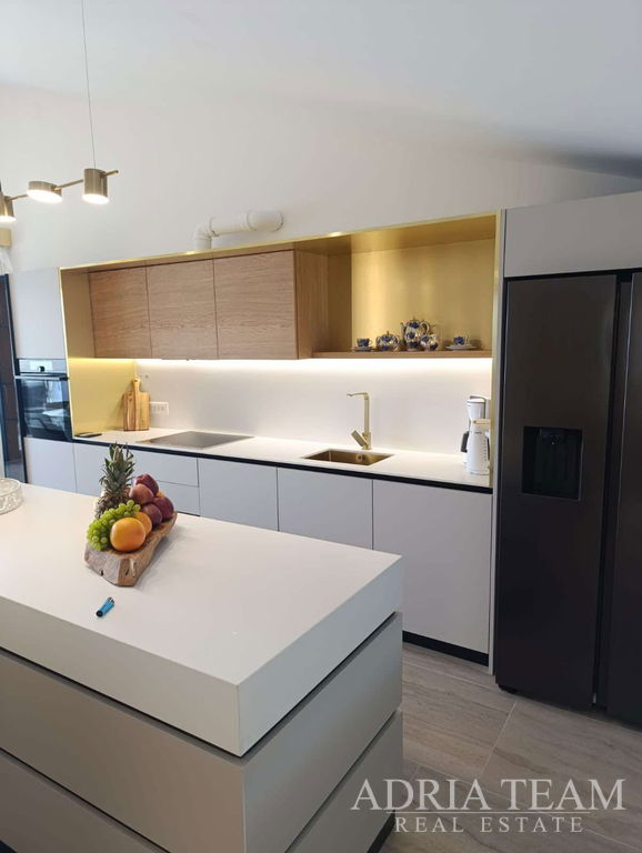 DVOETAŽNI APARTMAN – 122m2 – 20m OD MORA – POVLJANA, PAG