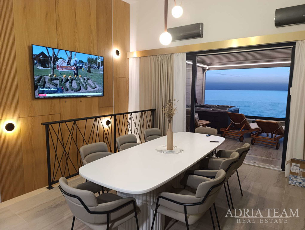 DVOETAŽNI APARTMAN – 122m2 – 20m OD MORA – POVLJANA, PAG