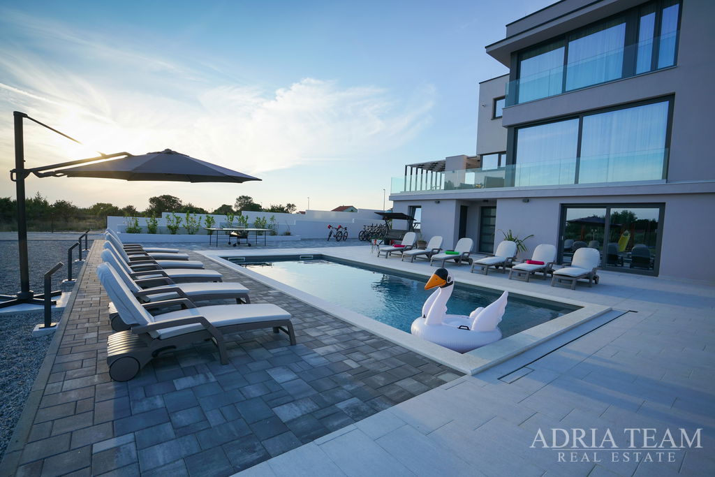 LUKSUZNO OPREMLJENA VILA S BAZENOM I VELIKOM OKUĆNICOM - POLJICA BRIG, ZADAR