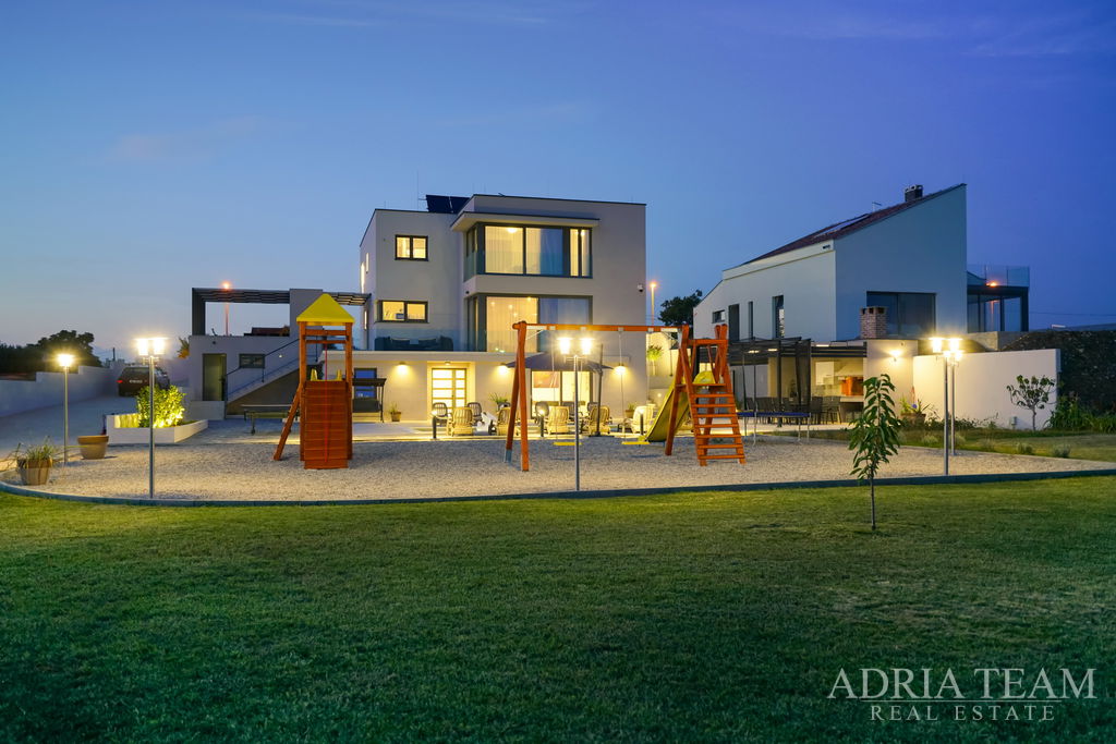 LUKSUZNO OPREMLJENA VILA S BAZENOM I VELIKOM OKUĆNICOM - POLJICA BRIG, ZADAR