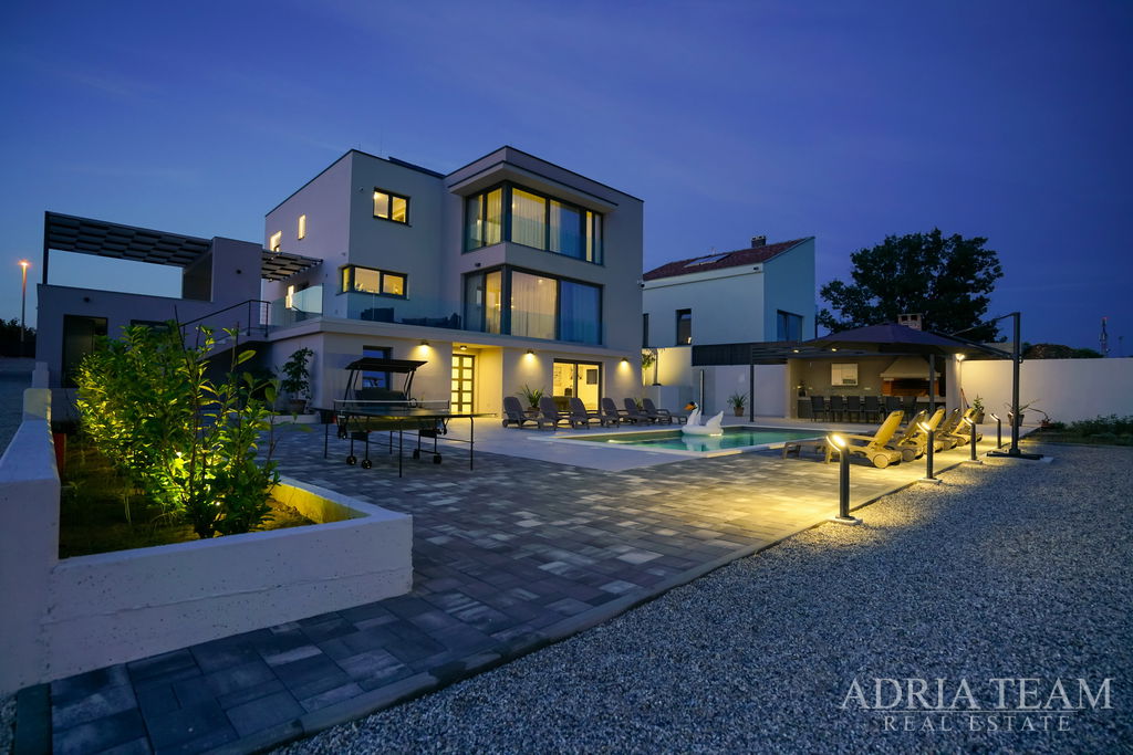 LUKSUZNO OPREMLJENA VILA S BAZENOM I VELIKOM OKUĆNICOM - POLJICA BRIG, ZADAR