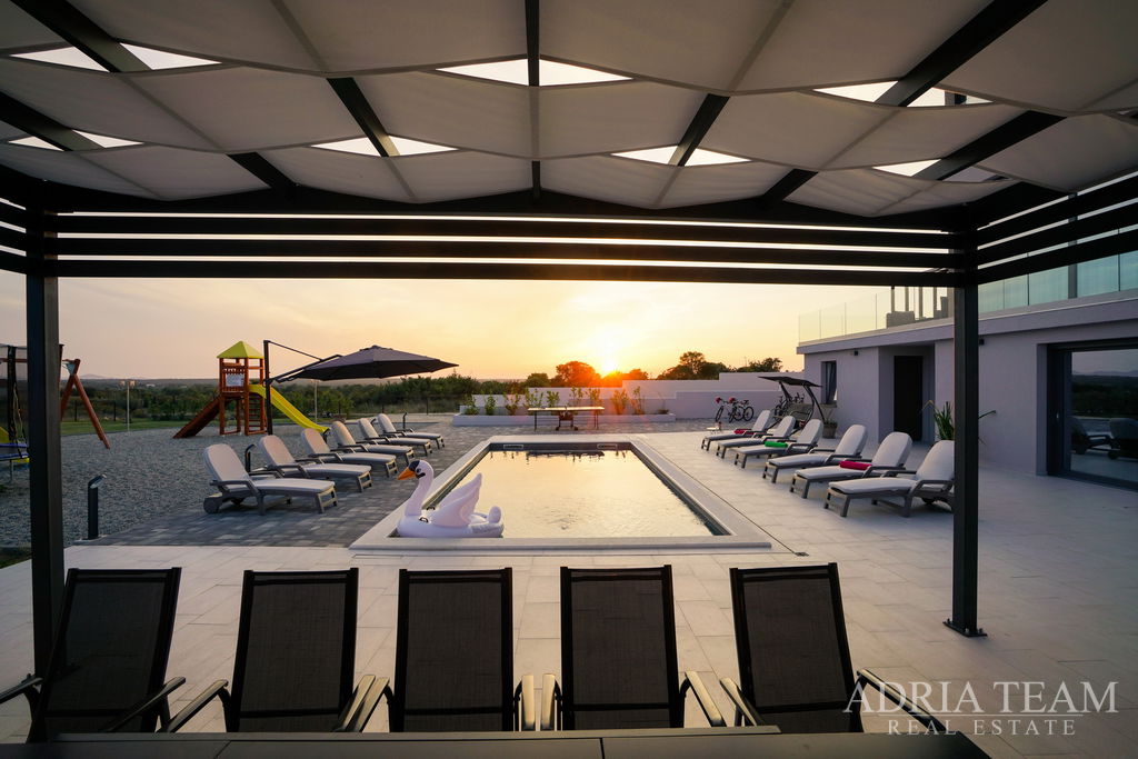 LUKSUZNO OPREMLJENA VILA S BAZENOM I VELIKOM OKUĆNICOM - POLJICA BRIG, ZADAR