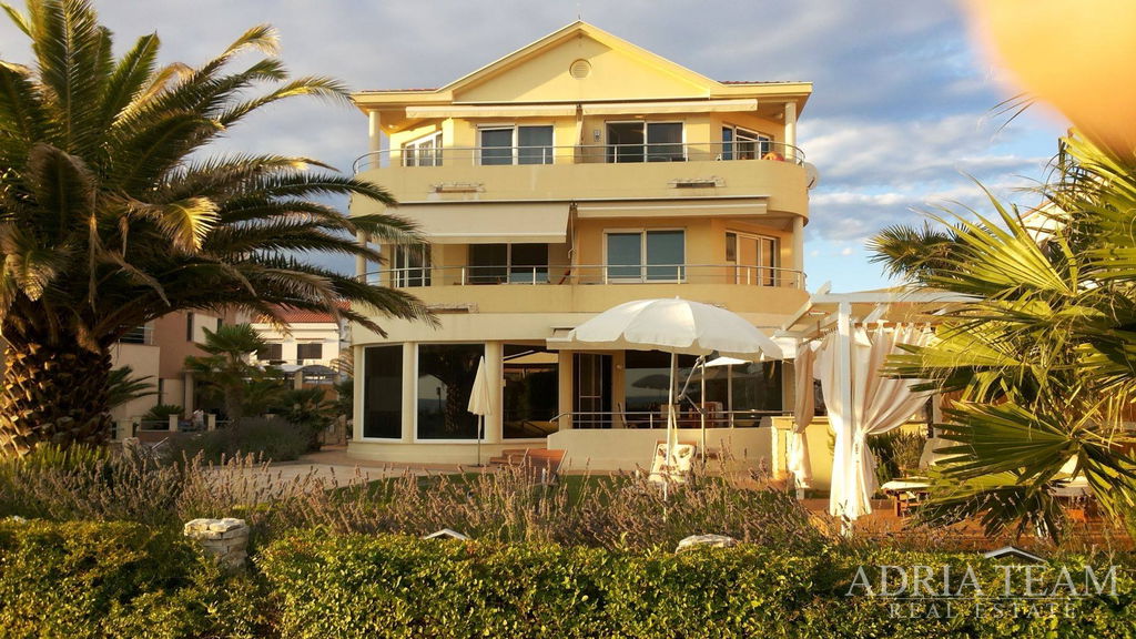 ČETVEROSOBAN APARTMAN, PRVI RED DO MORA - PRIVLAKA, ZADAR