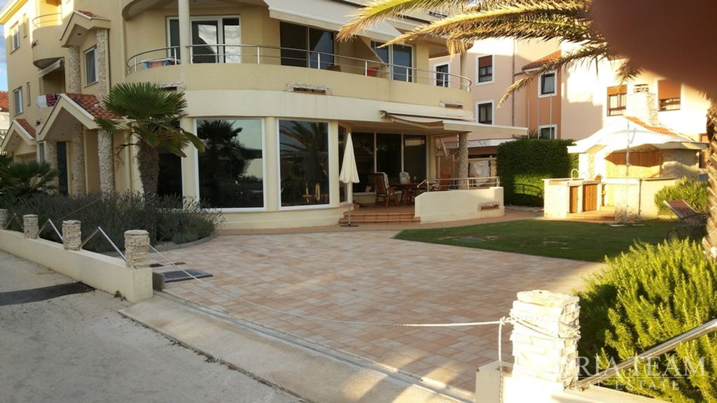 ČETVEROSOBAN APARTMAN, PRVI RED DO MORA - PRIVLAKA, ZADAR