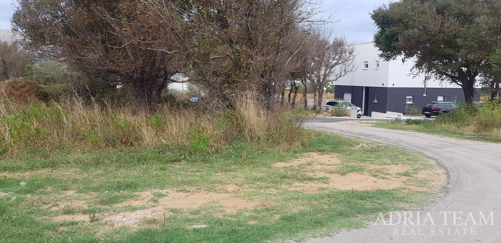 GRAĐEVINSKO ZEMLJIŠTE S POGLEDOM NA MORE, 200 m OD MORA, PAG