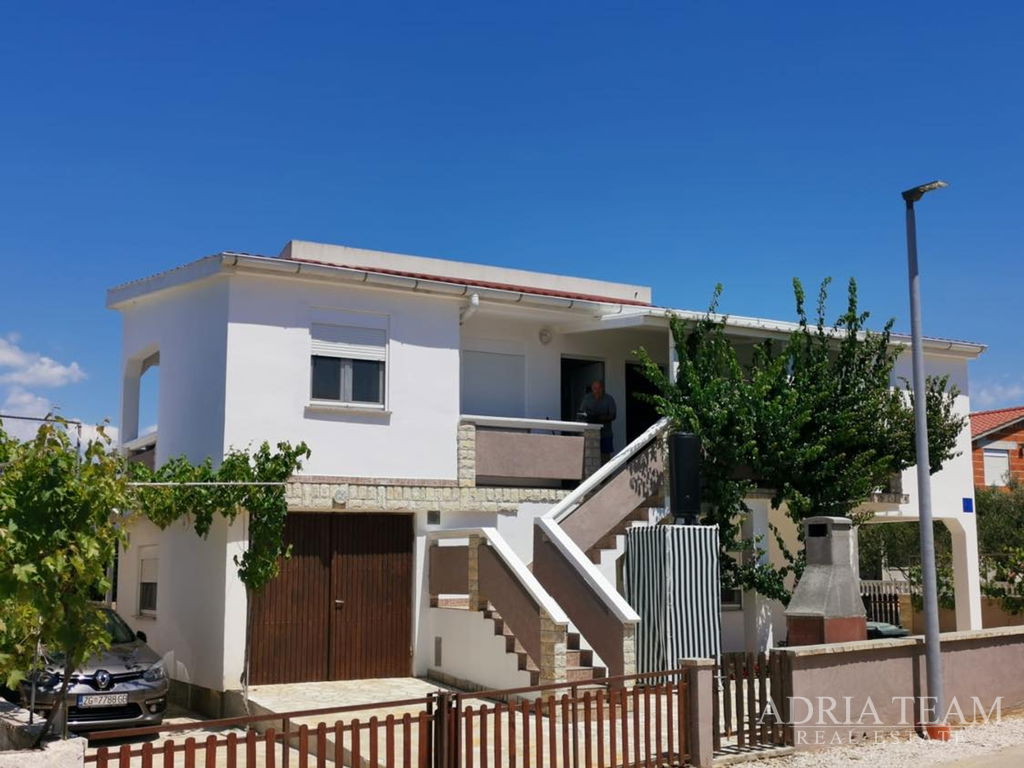 KUĆA S 3 STAMBENE JEDINICE I UREĐENIM DVORIŠTEM - VIR, ZADAR