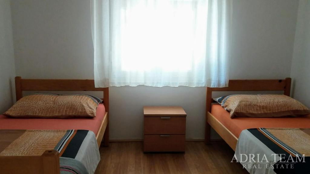 KUĆA S 3 STAMBENE JEDINICE I UREĐENIM DVORIŠTEM - VIR, ZADAR