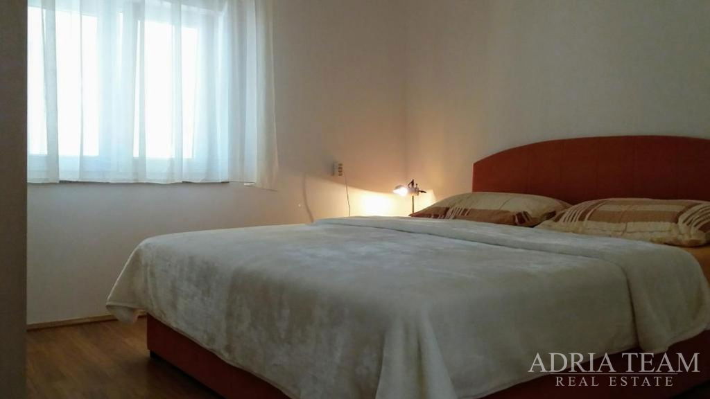 KUĆA S 3 STAMBENE JEDINICE I UREĐENIM DVORIŠTEM - VIR, ZADAR