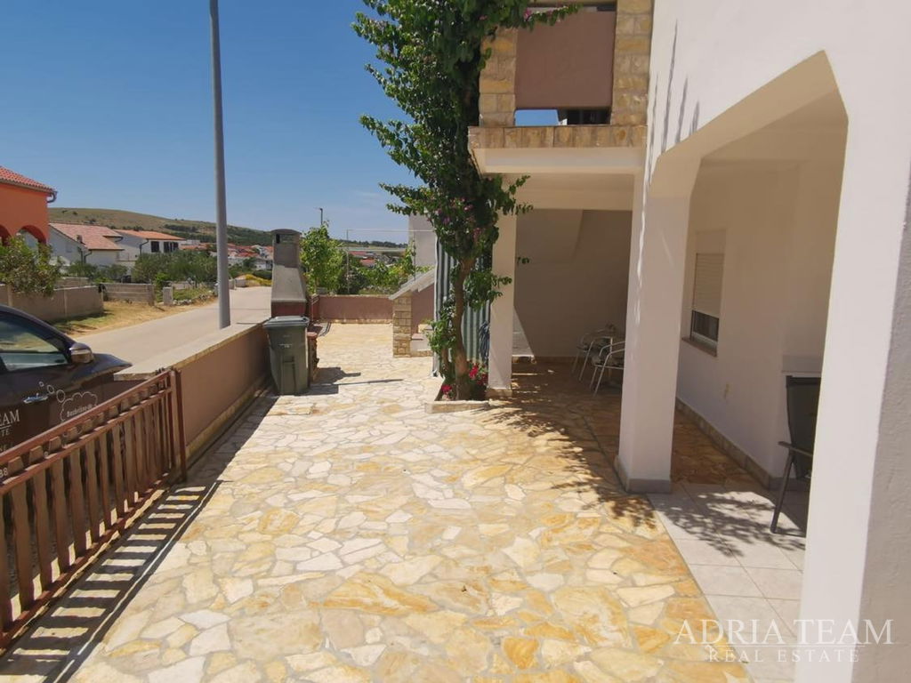 KUĆA S 3 STAMBENE JEDINICE I UREĐENIM DVORIŠTEM - VIR, ZADAR