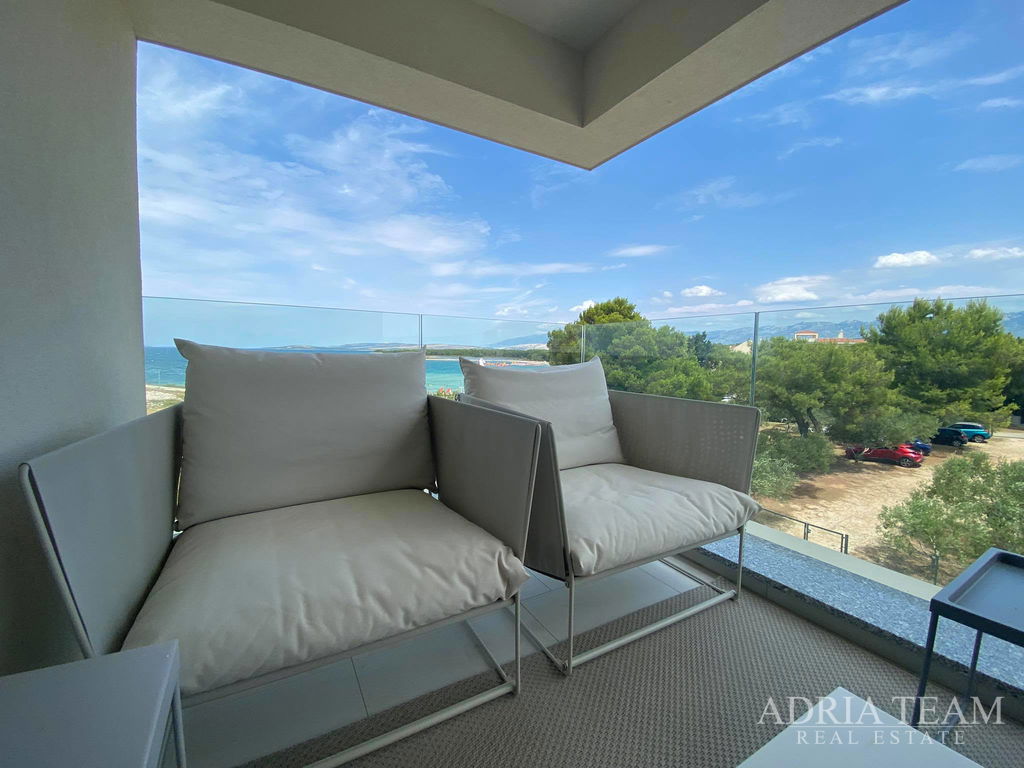 APARTMAN S 3 SPAVAĆE SOBE, 1. RED DO MORA, POVLJANA - PAG