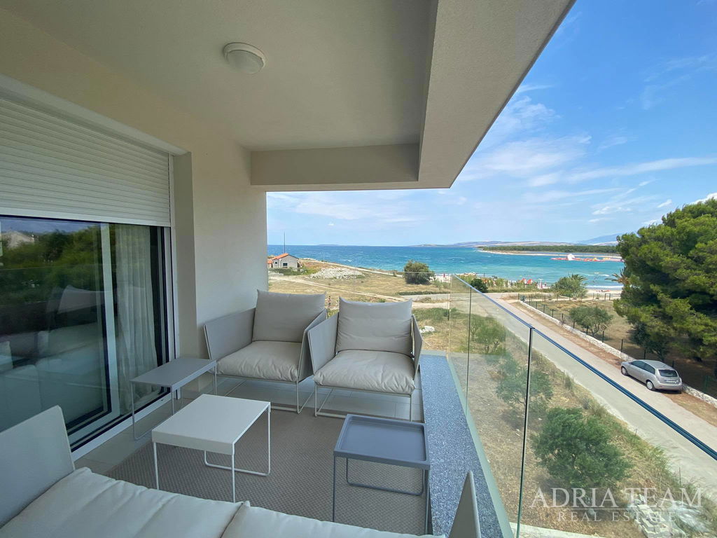 APARTMAN S 3 SPAVAĆE SOBE, 1. RED DO MORA, POVLJANA - PAG