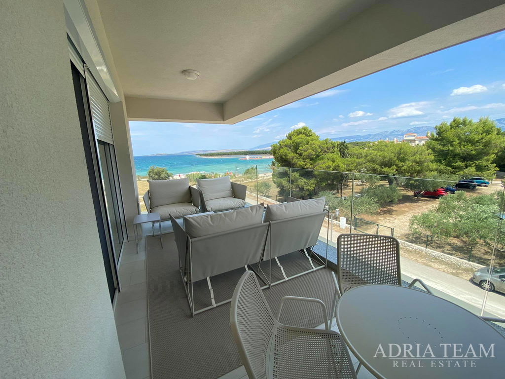 APARTMAN S 3 SPAVAĆE SOBE, 1. RED DO MORA, POVLJANA - PAG