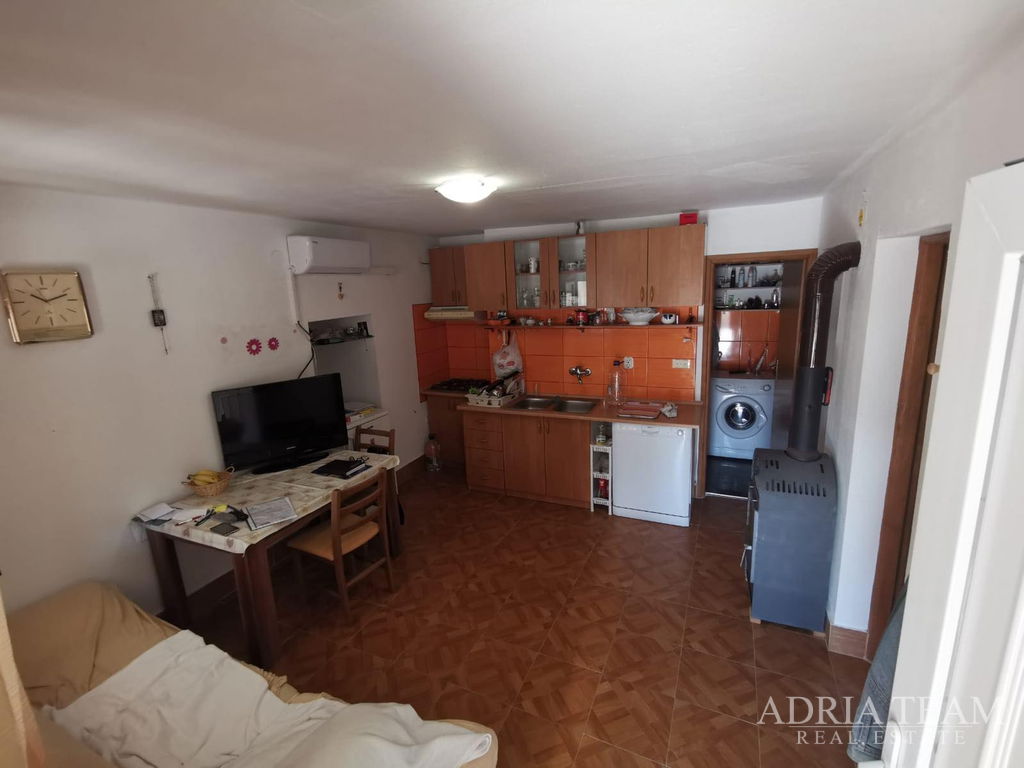 ATRAKTIVNA KUĆA S 2 STAMBENE JEDINICE – VIR