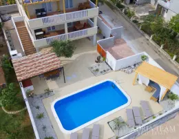 ATRAKTIVNA APARTMANSKA KUĆA S BAZENOM – POSEDARJE nekretnina za prodaju