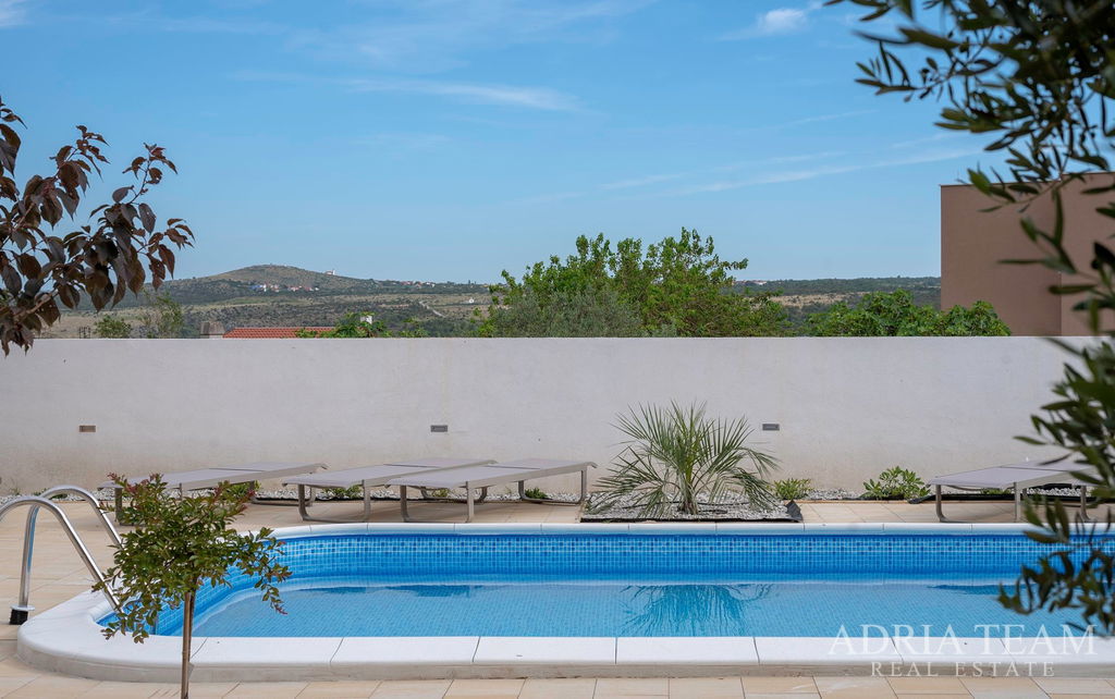 ATRAKTIVNA APARTMANSKA KUĆA S BAZENOM – POSEDARJE