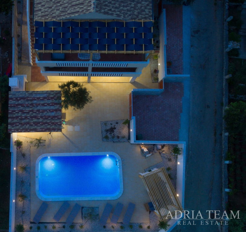 ATRAKTIVNA APARTMANSKA KUĆA S BAZENOM – POSEDARJE