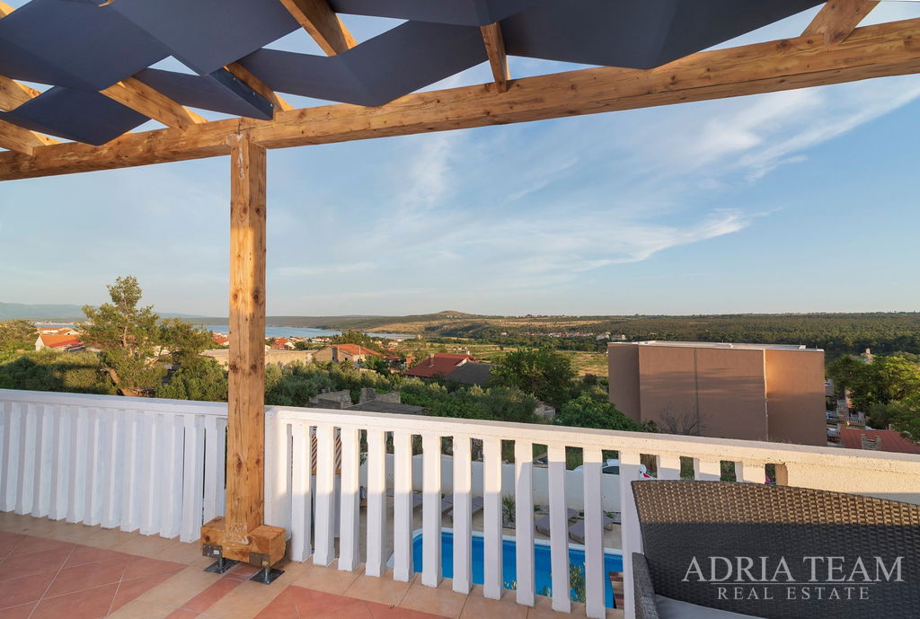 ATRAKTIVNA APARTMANSKA KUĆA S BAZENOM – POSEDARJE