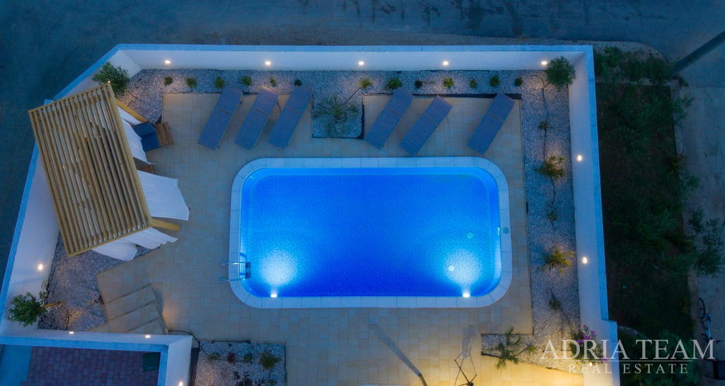 ATRAKTIVNA APARTMANSKA KUĆA S BAZENOM – POSEDARJE