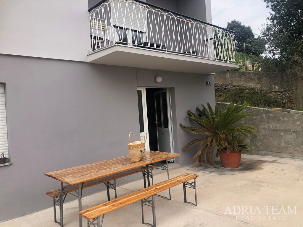 ATRAKTIVNA RENOVIRANA KAMENA KUĆA S POGLEDOM NA MORE – 80 m OD MORA – KALI, OTOK UGLJAN