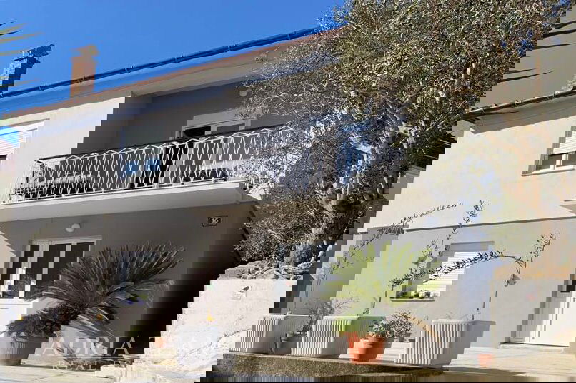 ATRAKTIVNA RENOVIRANA KAMENA KUĆA S POGLEDOM NA MORE – 80 m OD MORA – KALI, OTOK UGLJAN