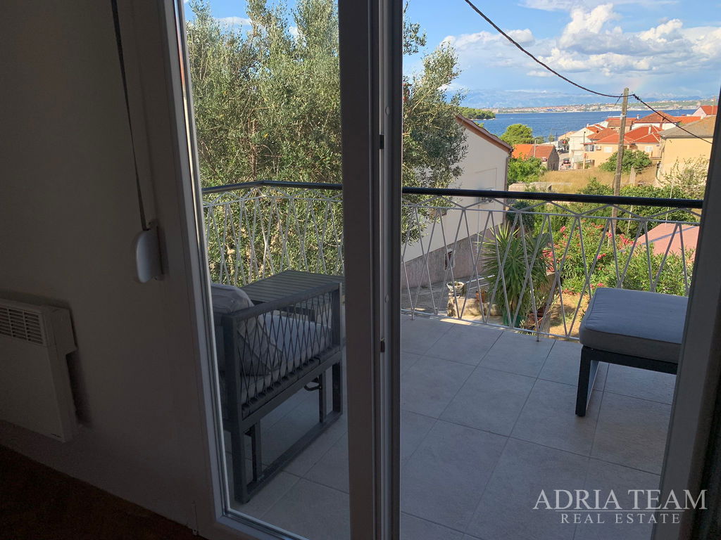 ATRAKTIVNA RENOVIRANA KAMENA KUĆA S POGLEDOM NA MORE – 80 m OD MORA – KALI, OTOK UGLJAN