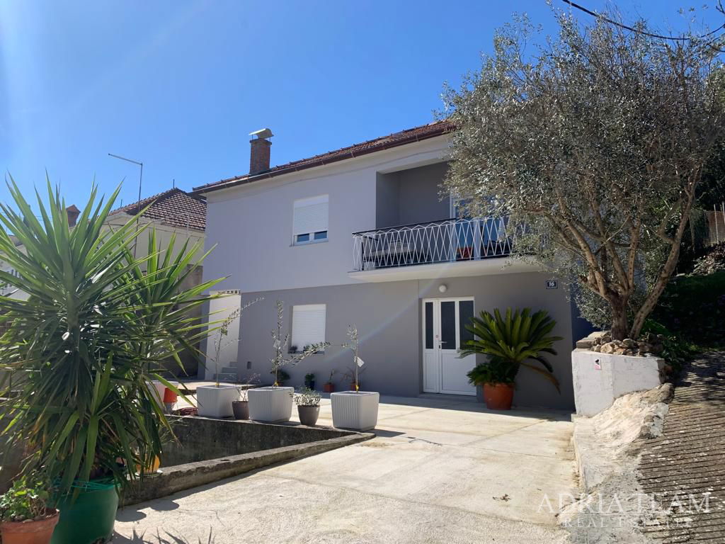 ATRAKTIVNA RENOVIRANA KAMENA KUĆA S POGLEDOM NA MORE – 80 m OD MORA – KALI, OTOK UGLJAN