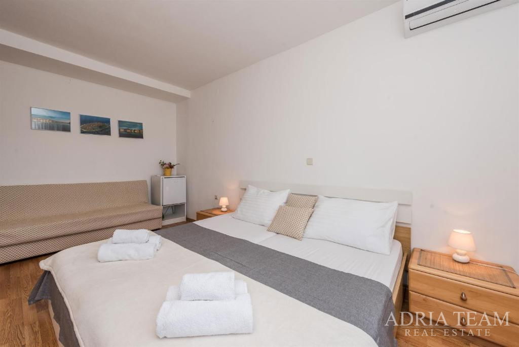HOTEL - SUKOŠAN, PRVI RED DO MORA