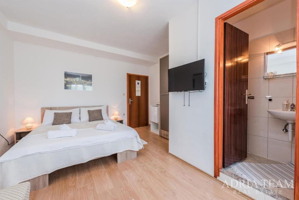 HOTEL - SUKOŠAN, PRVI RED DO MORA