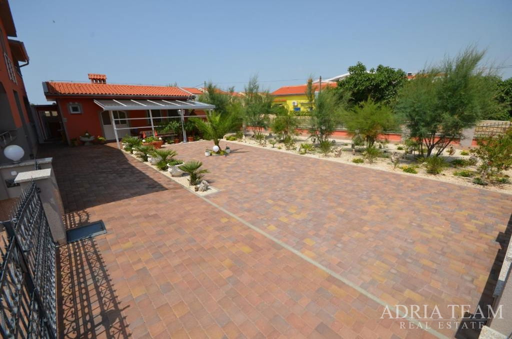 SAMOSTOJEĆA KUĆA S 5 APARTMANA, 200 m OD MORA, VIR - ZADAR