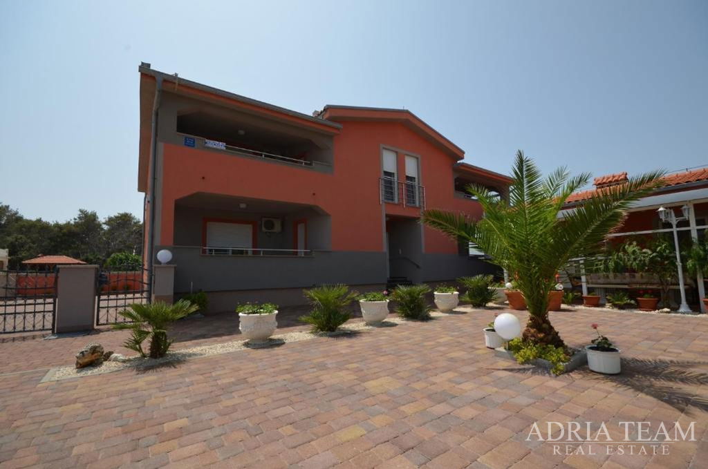 SAMOSTOJEĆA KUĆA S 5 APARTMANA, 200 m OD MORA, VIR - ZADAR
