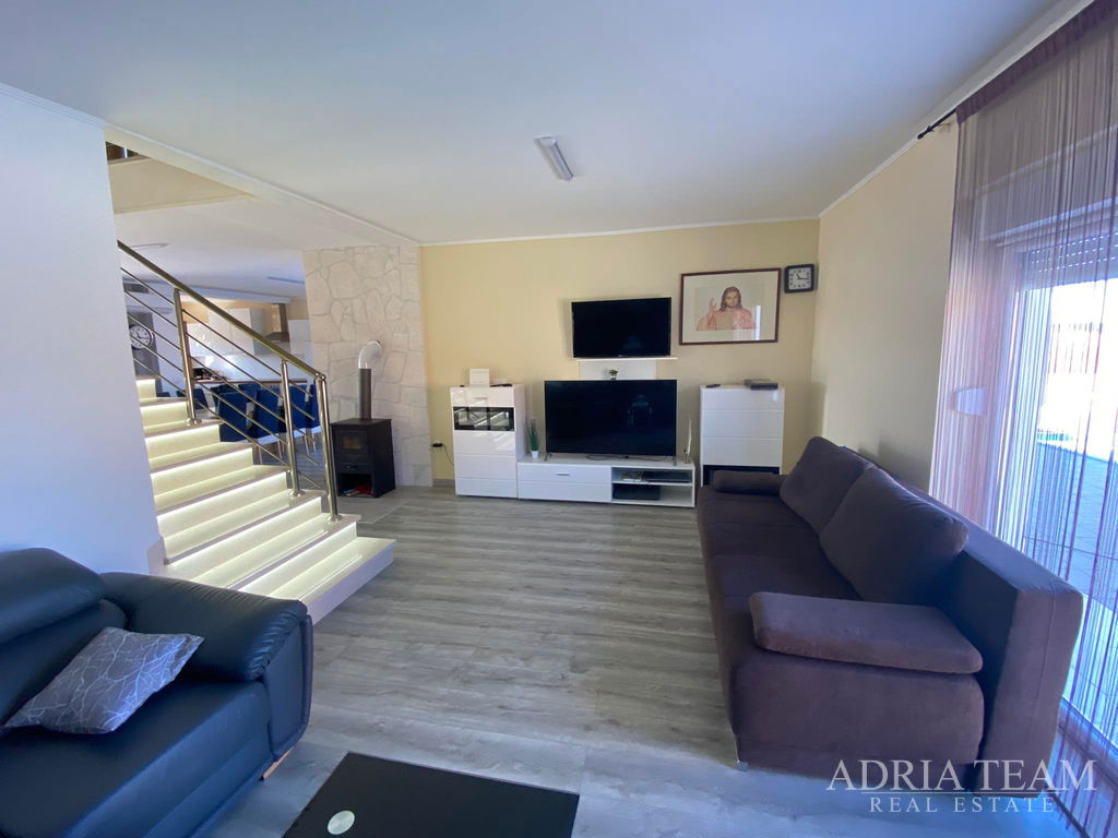 ATRAKTIVNA VILA S BAZENOM – PRIVLAKA, ZADAR