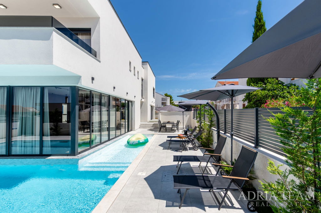 ATRAKTIVNA LUKSUZNA VILA U NOVOGRADNJI  – VRSI, MULO