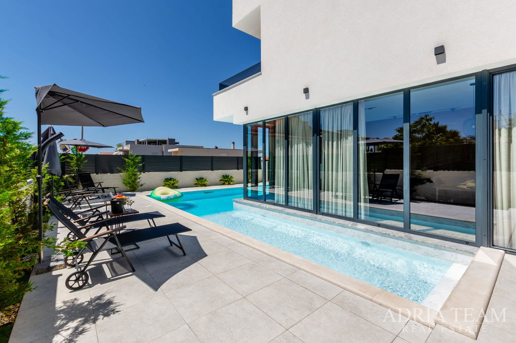 ATRAKTIVNA LUKSUZNA VILA U NOVOGRADNJI  – VRSI, MULO