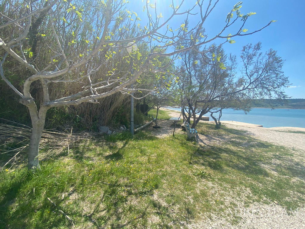 ATRAKTIVNO GRAĐEVINSKO ZEMLJIŠTE 1362 m² – PRVI RED DO MORA – RAŽANAC, RTINA