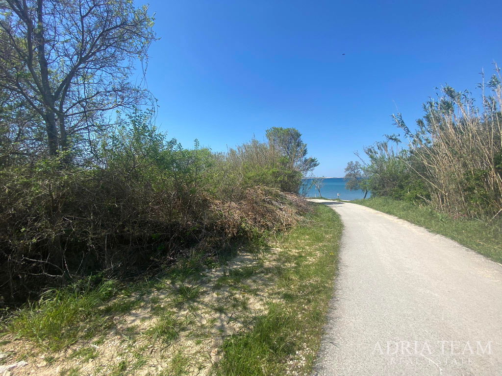 ATRAKTIVNO GRAĐEVINSKO ZEMLJIŠTE 1362 m² – PRVI RED DO MORA – RAŽANAC, RTINA