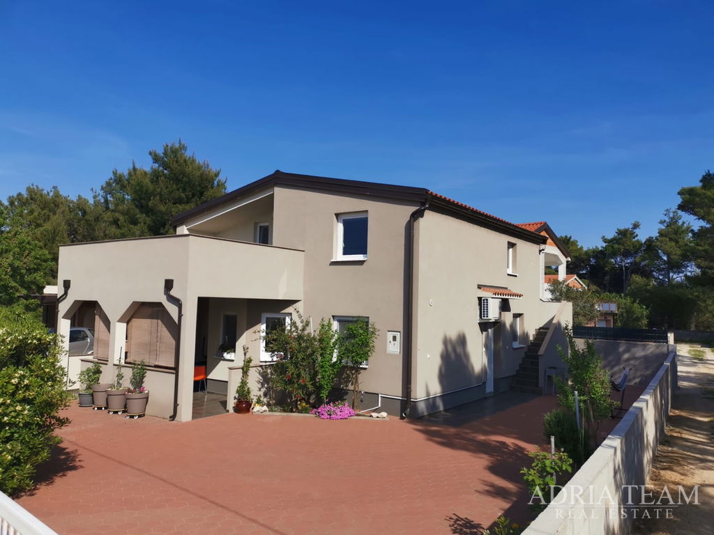 ATRAKTIVNA APARTMANSKA KUĆA S 3 APARTMANA – VIR