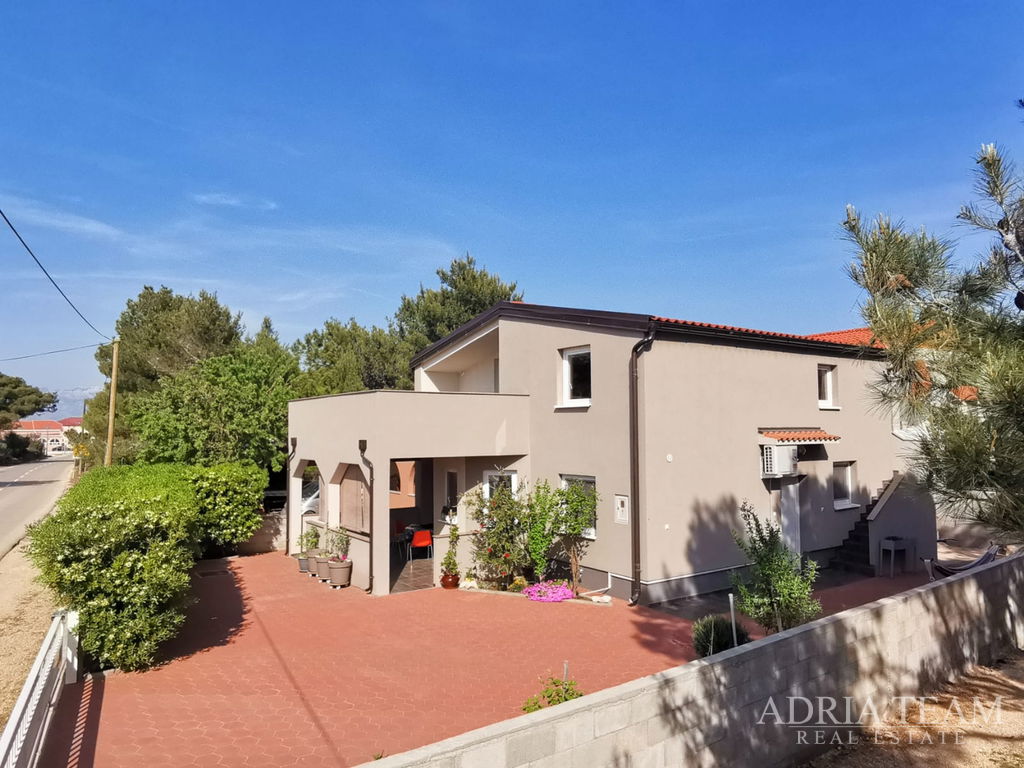 ATRAKTIVNA APARTMANSKA KUĆA S 3 APARTMANA – VIR