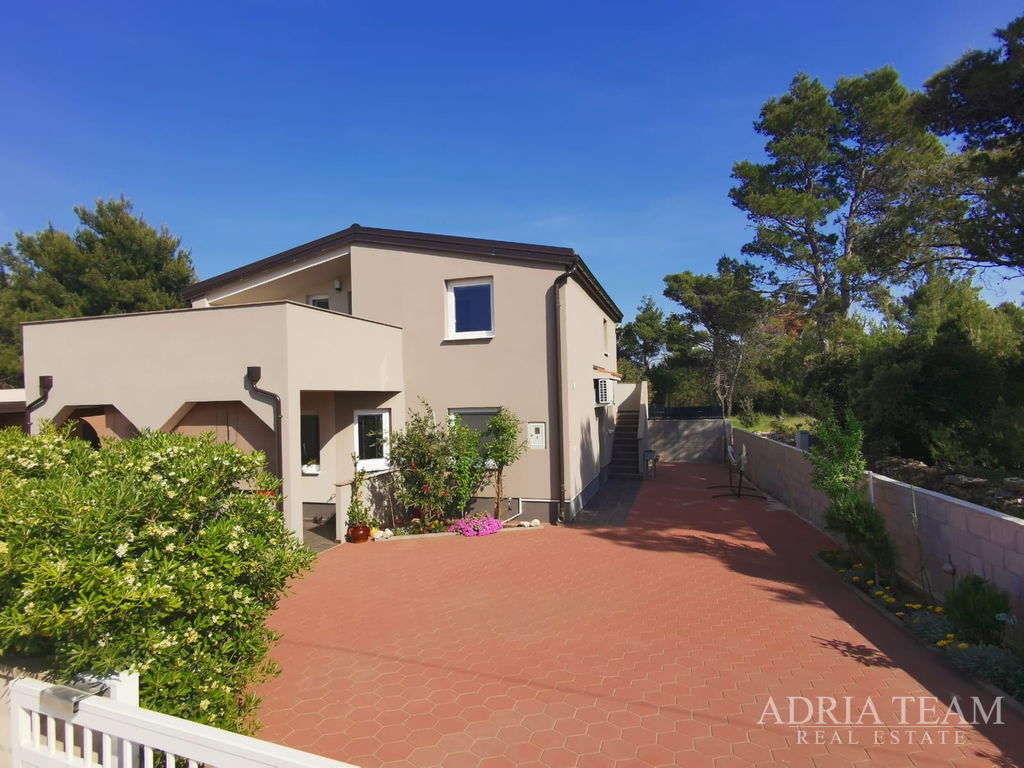 ATRAKTIVNA APARTMANSKA KUĆA S 3 APARTMANA – VIR