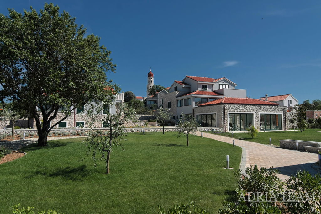 ATRAKTIVNA LUKSUZNA VILA 247,90m2 – 100m OD MARINE – BETINA, MURTER