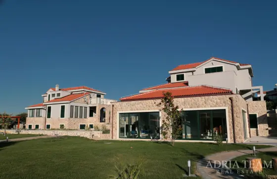ATRAKTIVNA LUKSUZNA VILA 247,90m2 – 100m OD MARINE – BETINA, MURTER nekretnina za prodaju