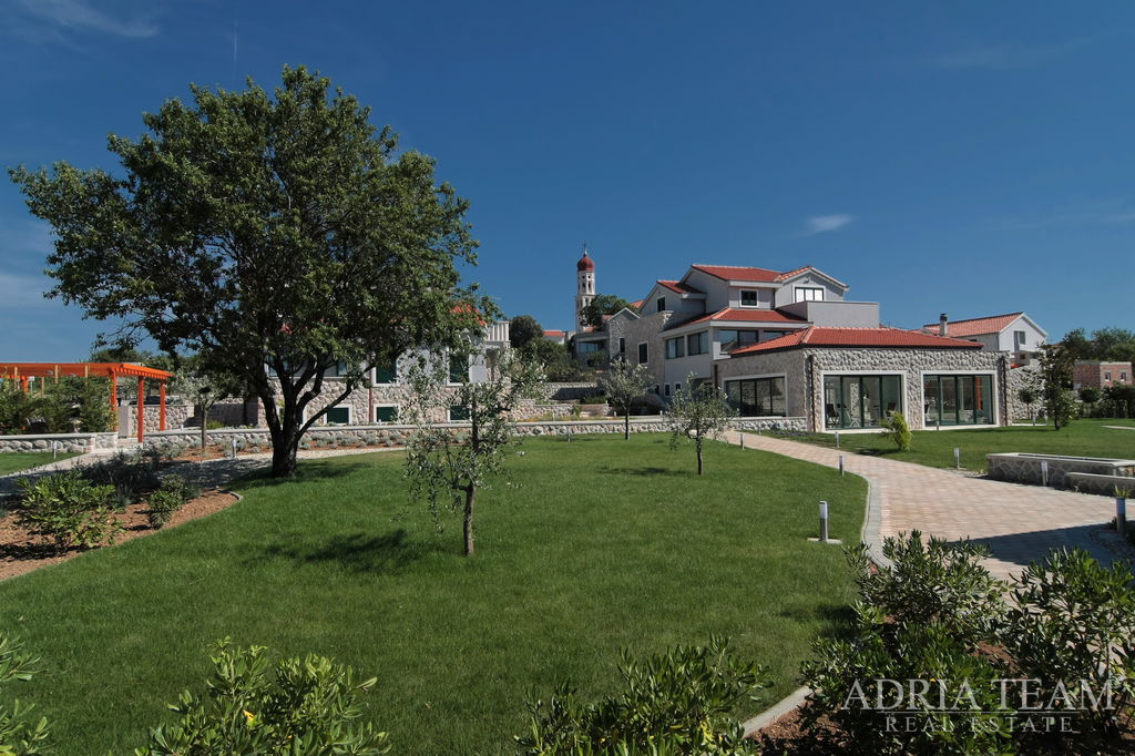 ATRAKTIVNA LUKSUZNA VILA 247,90m2 – 100m OD MARINE – BETINA, MURTER