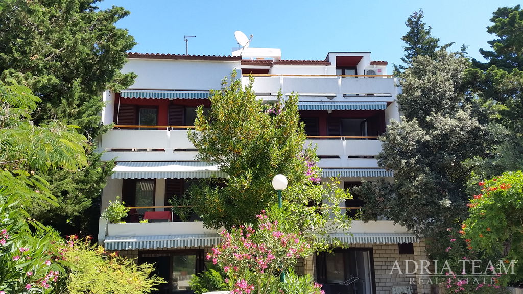 ATRAKTIVNA APARTMANSKA KUĆA 100 m OD MORA – NOVALJA, PAG