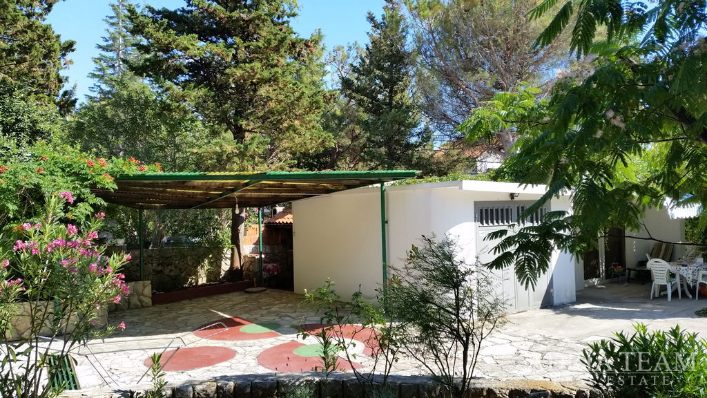 ATRAKTIVNA APARTMANSKA KUĆA 100 m OD MORA – NOVALJA, PAG