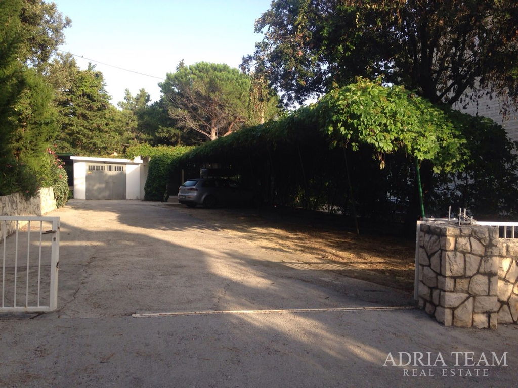 ATRAKTIVNA APARTMANSKA KUĆA 100 m OD MORA – NOVALJA, PAG