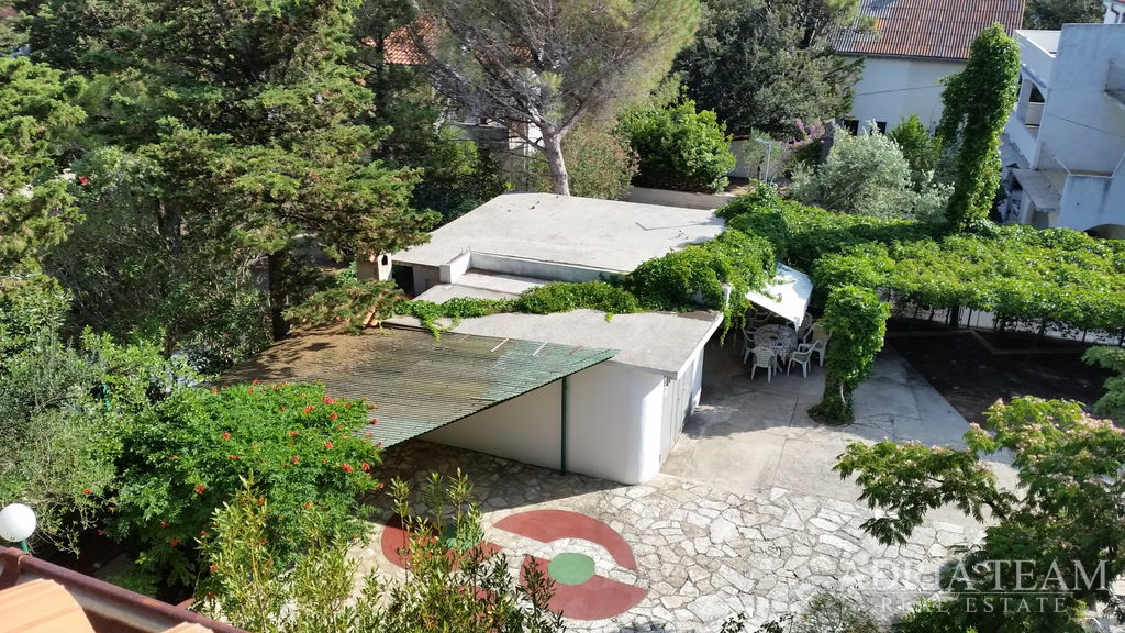 ATRAKTIVNA APARTMANSKA KUĆA 100 m OD MORA – NOVALJA, PAG